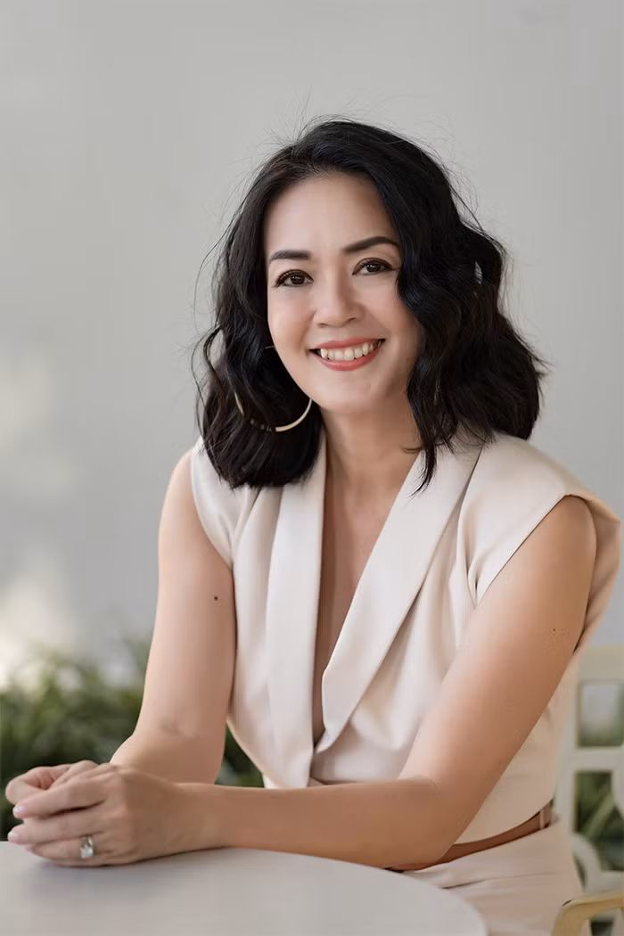 Chung Vũ Thanh Uyên, sinh năm 1976 là Á hậu Áo dài 1995. Sau khi rời nhóm tứ ca Ngẫu Nhiên, Chung Vũ Thanh Uyên đi du học rồi sinh sống và làm việc ở Mỹ, Hong Kong, Singapore.