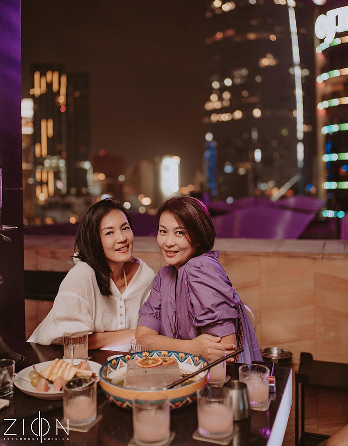 Sau khi nhóm tứ ca Ngẫu nhiên tan rã, Minh Anh sang Singapore du học ngành thời trang. Cô kết hôn cùng một doanh nhân người địa phương và có hai con - một trai, một gái. Người đẹp sinh năm 1974 rất kín tiếng về cuộc sống riêng tư.