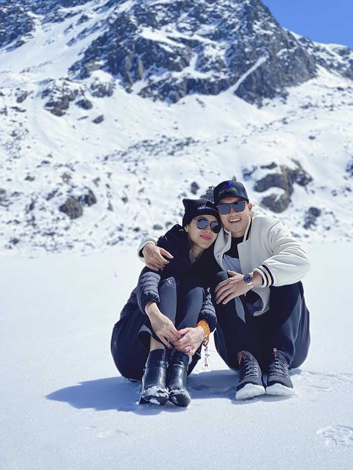 Nhân chuyến du hí này, cựu danh thủ không quên gửi lời mật ngọt tới bà xã: "Đi đâu cũng được miễn là có nhau".