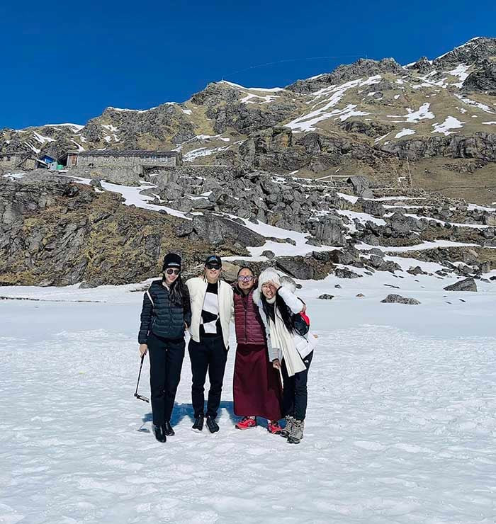 Mới đây, trên trang cá nhân, Thủy Tiên - Công Vinh cùng "xả kho" loạt ảnh xuất ngoại ngắm núi tuyết cực đẹp.