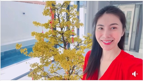 Trước đó, Thủy Tiên khoe không gian biệt thự sang chảnh với hoa tràn ngập vào dịp Tết.