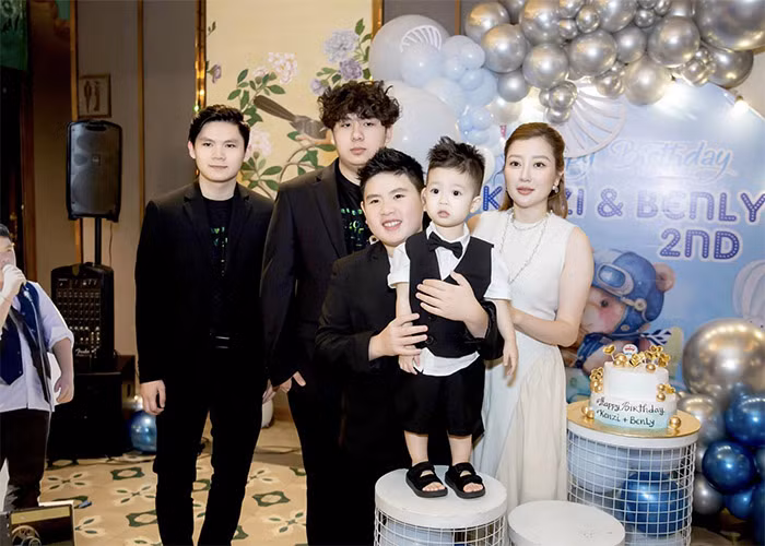 Hai người cùng nhau tổ chức sinh nhật chung cho hai con trai Benly và Kenzi rất vui vẻ. Hai người phụ nữ coi nhau như một gia đình chứ không phải người mới, người cũ của Bằng Kiều.