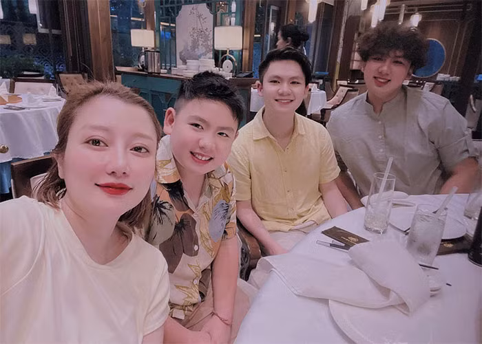 Mai Linh và các con riêng của Bằng Kiều thân thiết chứ không hề có khoảng cách.