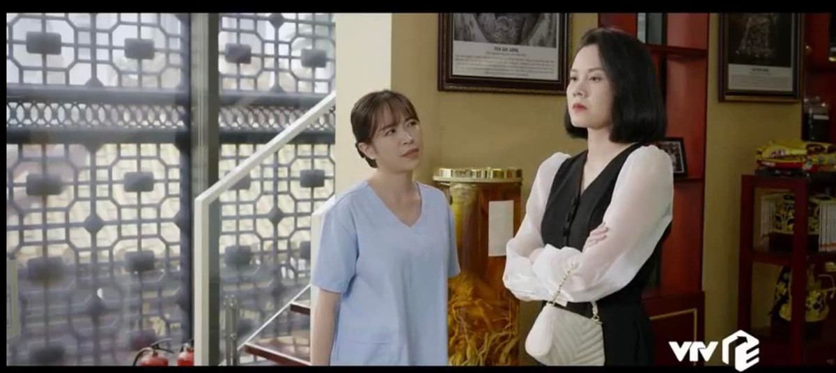 Sau một thời gian ngưng diễn xuất để tập trung cho công việc dẫn chương trình lẫn việc chăm sóc cho tổ ấm, Hồng Phúc trở lại với những vai diễn nhỏ gần đây như vai Thúy, vợ Quyết trong bộ phim "Dưới bóng cây hạnh phúc" hay nữ Phó Giám đốc chi nhánh của một ngân hàng lớn trong "Hành trình công lý". Ảnh: VTV.