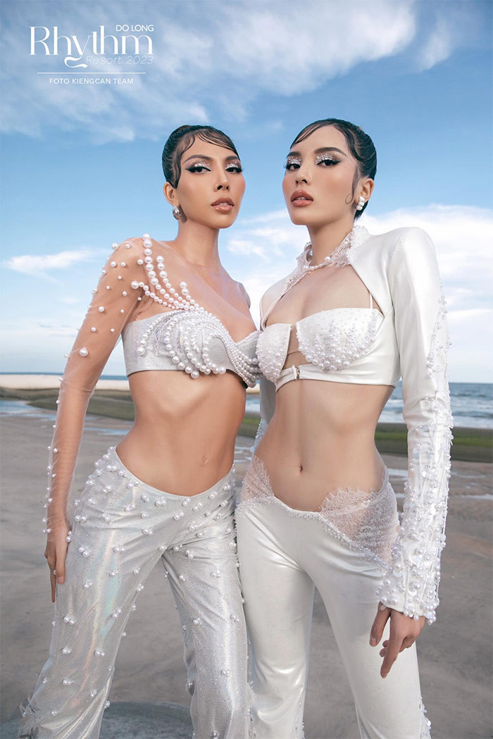 Hai người đẹp tập luyện 4 buổi mỗi tuần, siết chặt vòng hai để hiện rõ rãnh bụng gợi cảm, săn chắc.