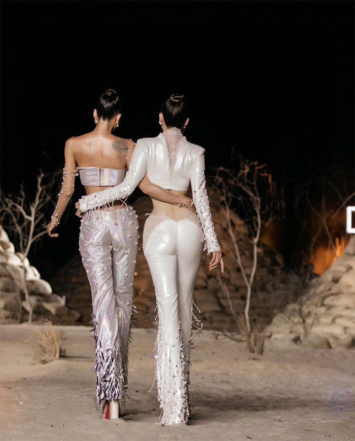 Vóc dáng nuột nà của hai người đẹp khi đi catwalk.