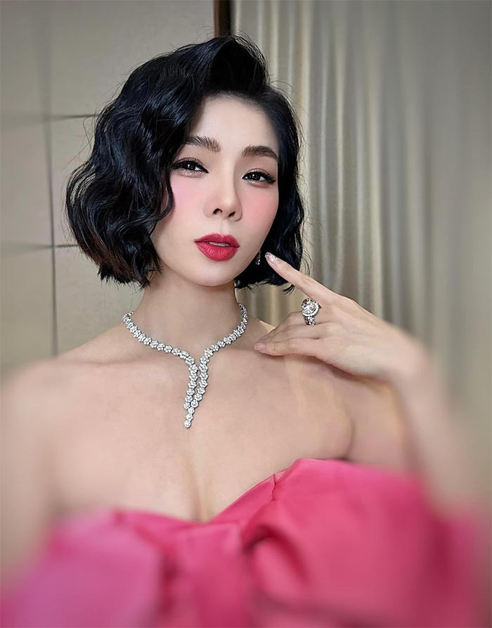 Không chỉ là ca sĩ nổi tiếng với dòng nhạc xưa, Lệ Quyên còn nổi tiếng bởi vẻ ngoài trẻ trung, gợi cảm và sành điệu.