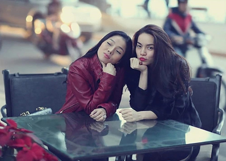 Hồ Ngọc Hà - Lệ Quyên từng là đôi bạn thân trong Vbiz tuy nhiên cả hai đã nghỉ chơi với nhau từ năm 2015. Mới đây, "nữ hoàng bolero" đã mắng antifan là "thần kinh" khi nói cô bắt chước Hồ Ngọc Hà.