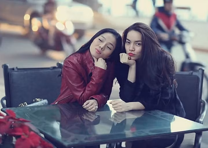 Hồ Ngọc Hà - Lệ Quyên từng là đôi bạn thân trong Vbiz tuy nhiên cả hai đã nghỉ chơi với nhau từ năm 2015. Mới đây, "nữ hoàng bolero" đã mắng antifan là "thần kinh" khi nói cô bắt chước Hồ Ngọc Hà.