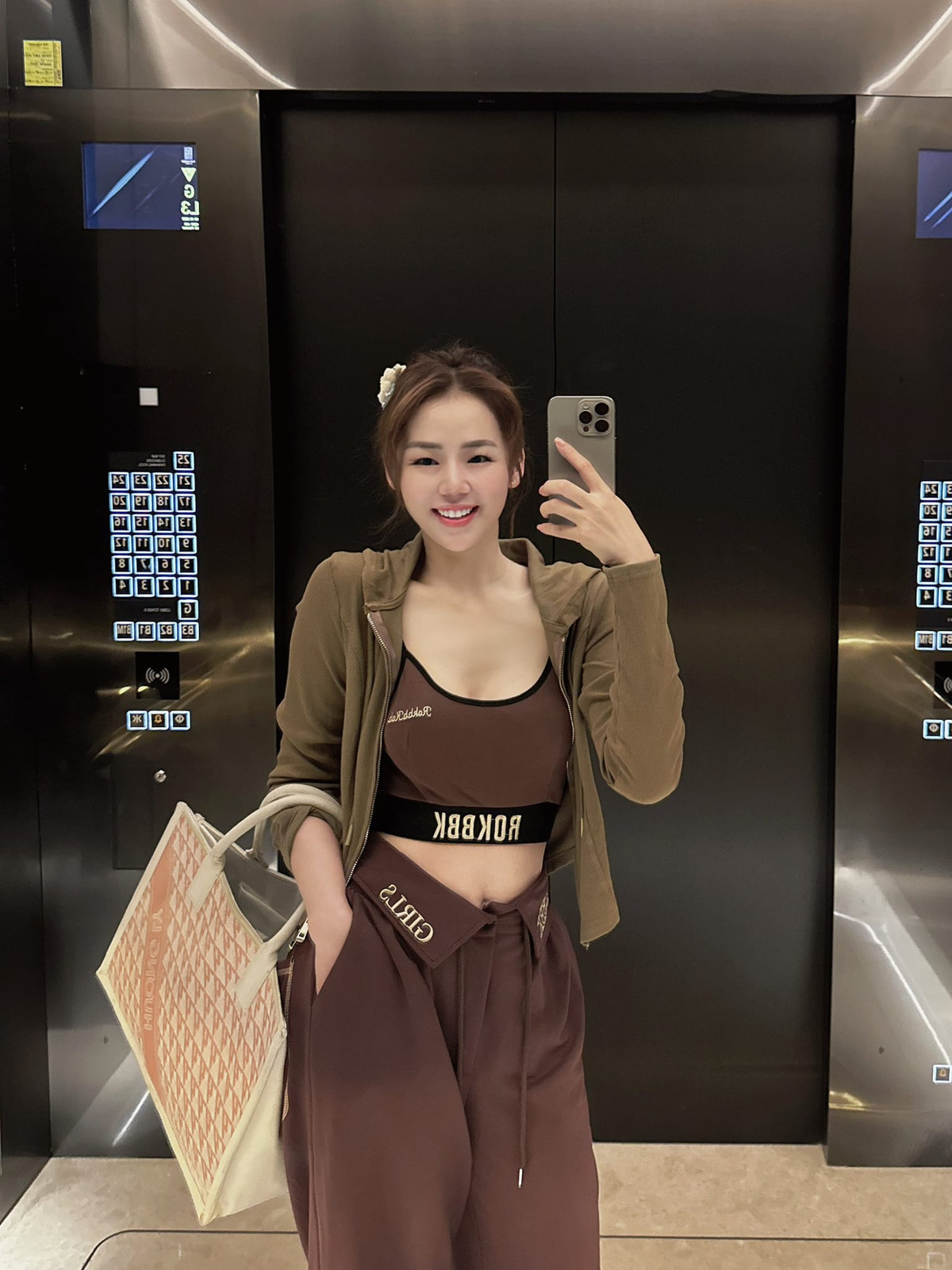 Đầu năm 2023, "thánh nữ cover" từng gây chú ý khi thừa nhận trên truyền thông chuyện sửa mũi và nâng ngực để cải thiện vóc dáng sau hai lần sinh nở.