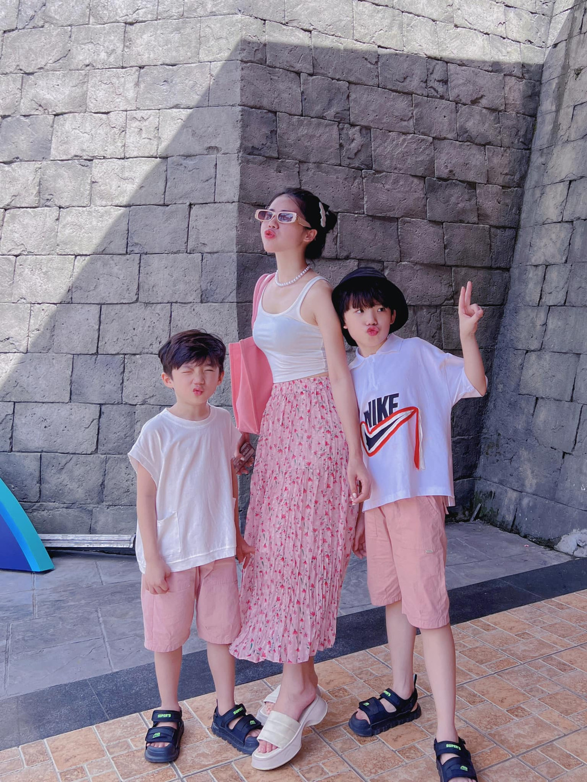 Ngày càng gợi cảm và trẻ trung hơn sau khi tân trang nhan sắc khiến nữ ca sĩ trông như "chị - em" khi đứng cùng các con trong nhiều khoảnh khắc.