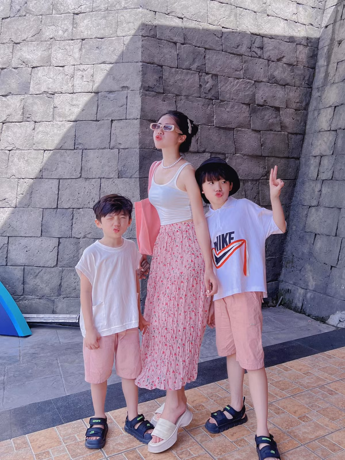 Ngày càng gợi cảm và trẻ trung hơn sau khi tân trang nhan sắc khiến nữ ca sĩ trông như "chị - em" khi đứng cùng các con trong nhiều khoảnh khắc.