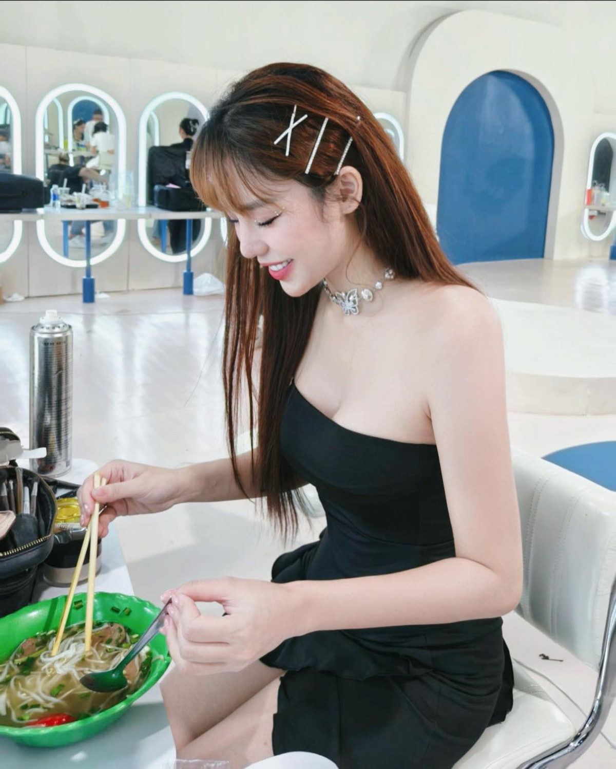 Cuộc thi đánh dấu cho sự trở lại của chị đẹp 30 tuổi sau một thời gian im ắng trên mạng xã hội. Trong những bức ảnh hậu trường "đạp gió, rẽ sóng" được chia sẻ, chị đẹp Hương Ly gây sốt với nhan sắc ngày càng xinh đẹp, vóc dáng nuột nà.