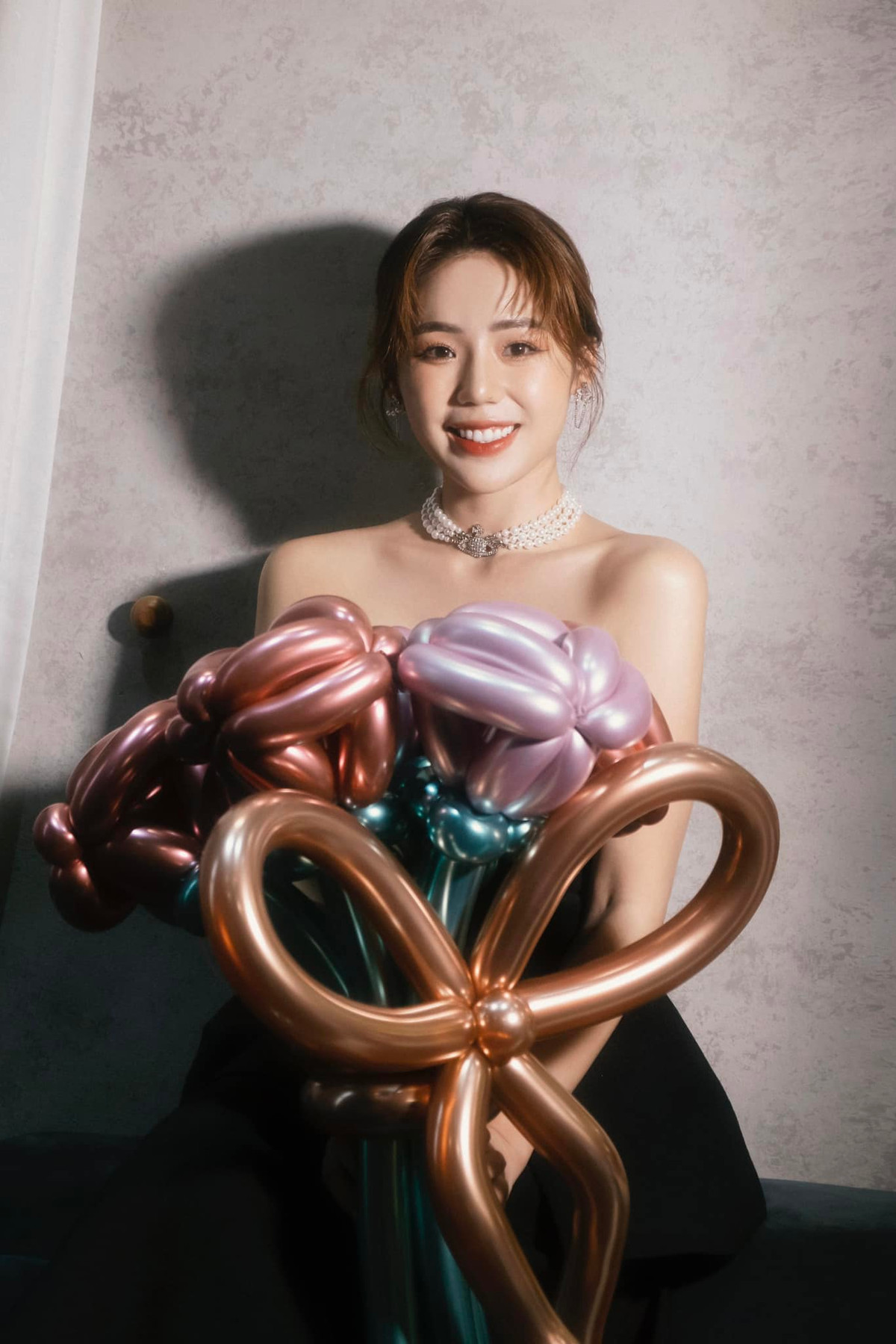 Sinh ra trong gia đình có bố làm nghệ thuật, Hương Ly cho biết lần đầu tiên cô bước ra khỏi vùng an toàn của bản thân để cùng tham gia hành trình “Đạp gió rẽ sóng” cùng 29 chị đẹp khác.