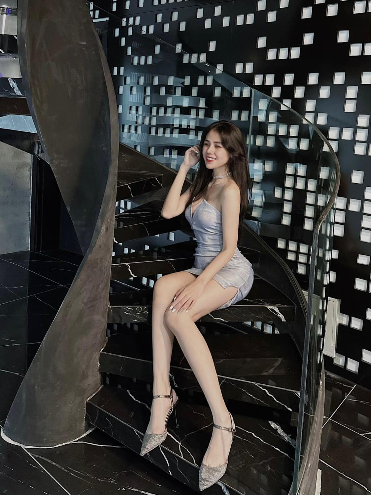 Nữ ca sĩ sinh năm 1993 chuộng váy áo ôm sát, cut-cup táo bạo tôn vòng một "dao kéo".