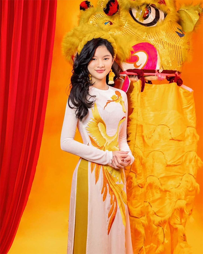 Bảo Tiên sở hữu đôi mắt hơi xếch, gương mặt góc cạnh, nên thần thái rất lôi cuốn.