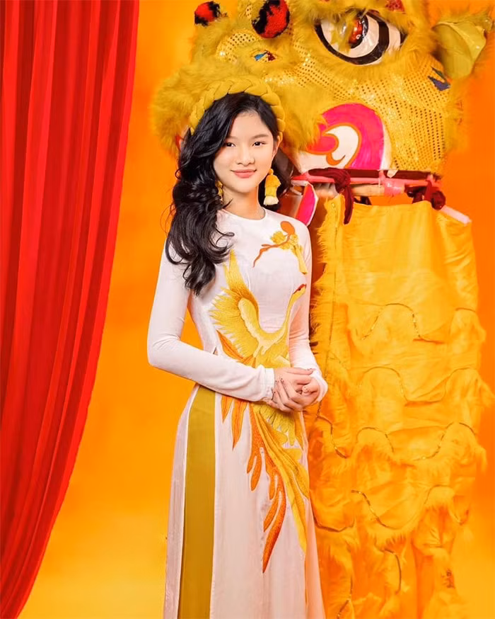 Bảo Tiên sở hữu đôi mắt hơi xếch, gương mặt góc cạnh, nên thần thái rất lôi cuốn.