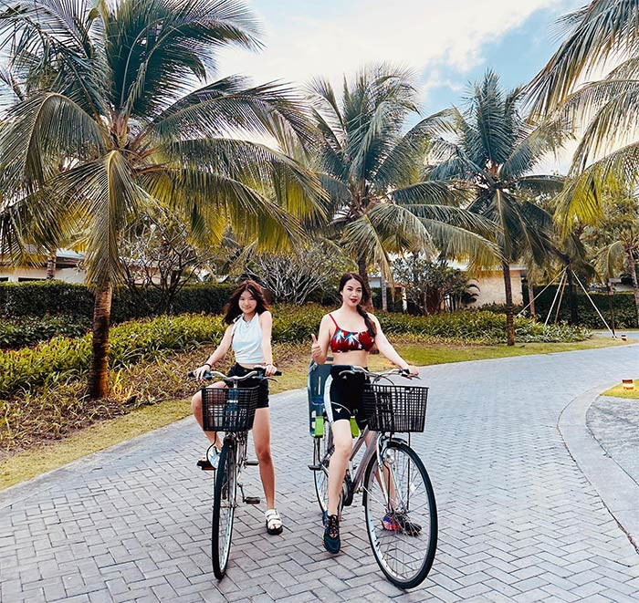 Bảo Tiên đọ chân dài với mẹ trong kỳ nghỉ mới đây của hai mẹ con.