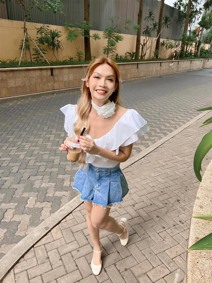 Thay đổi cách ăn mặc, thêm chút trang điểm, cách tạo dáng, Đào Bá Lộc ngày càng nữ tính.