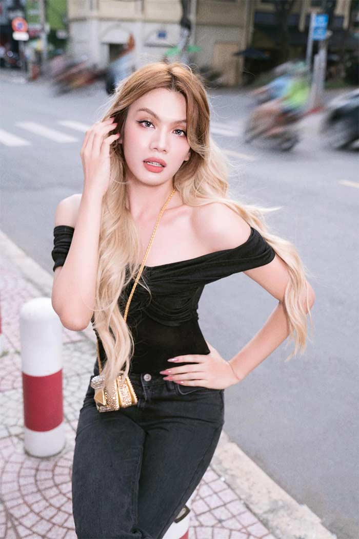 Ngoại hình của ca sĩ sinh năm 1993 thay đổi nhanh chóng và ngày càng nữ tính khiến anh bị nghi ngờ đã phẫu thuật thẩm mỹ một vài chỗ trên cơ thể, tuy nhiên Đào Bá Lộc phủ nhận tin đồn này.