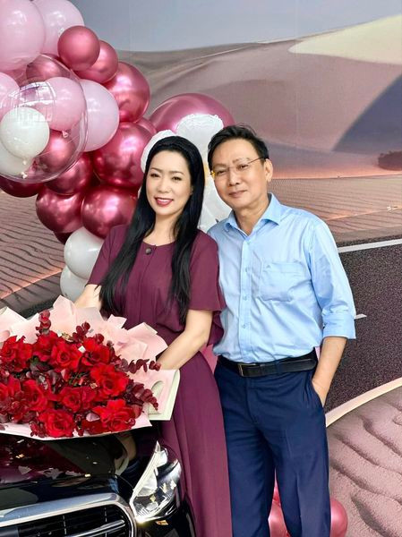 Trước đó, ông xã đại gia của Á hậu Trịnh Kim Chi gây xôn xao khi tặng quà sinh nhật cho vợ là một xe sang giá trị gần 6 tỷ đồng.
