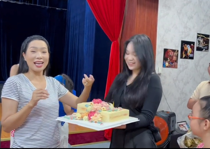 Mới đây, trên trang cá nhân của mình, Á hậu Trịnh Kim Chi khoe khoảnh khắc được ông xã Trấn Phương và các con tạo bất ngờ nhân dịp sinh nhật tuổi 52 khi đang giảng dạy các diễn viên nhí.