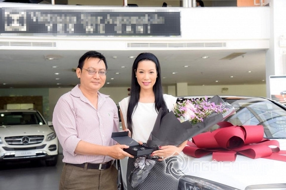 Đây không phải lần đầu tiên Trịnh Kim Chi được chồng tặng xe vào dịp sinh nhật. Những dịp sinh nhật trước, nam doanh nhân từng tặng vợ 2 chiếc xế hộp có giá gần 10 tỷ đồng. Ảnh: Gia đình Việt Nam.