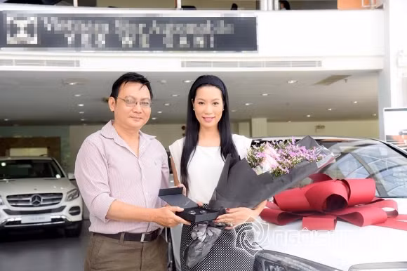 Đây không phải lần đầu tiên Trịnh Kim Chi được chồng tặng xe vào dịp sinh nhật. Những dịp sinh nhật trước, nam doanh nhân từng tặng vợ 2 chiếc xế hộp có giá gần 10 tỷ đồng. Ảnh: Gia đình Việt Nam.