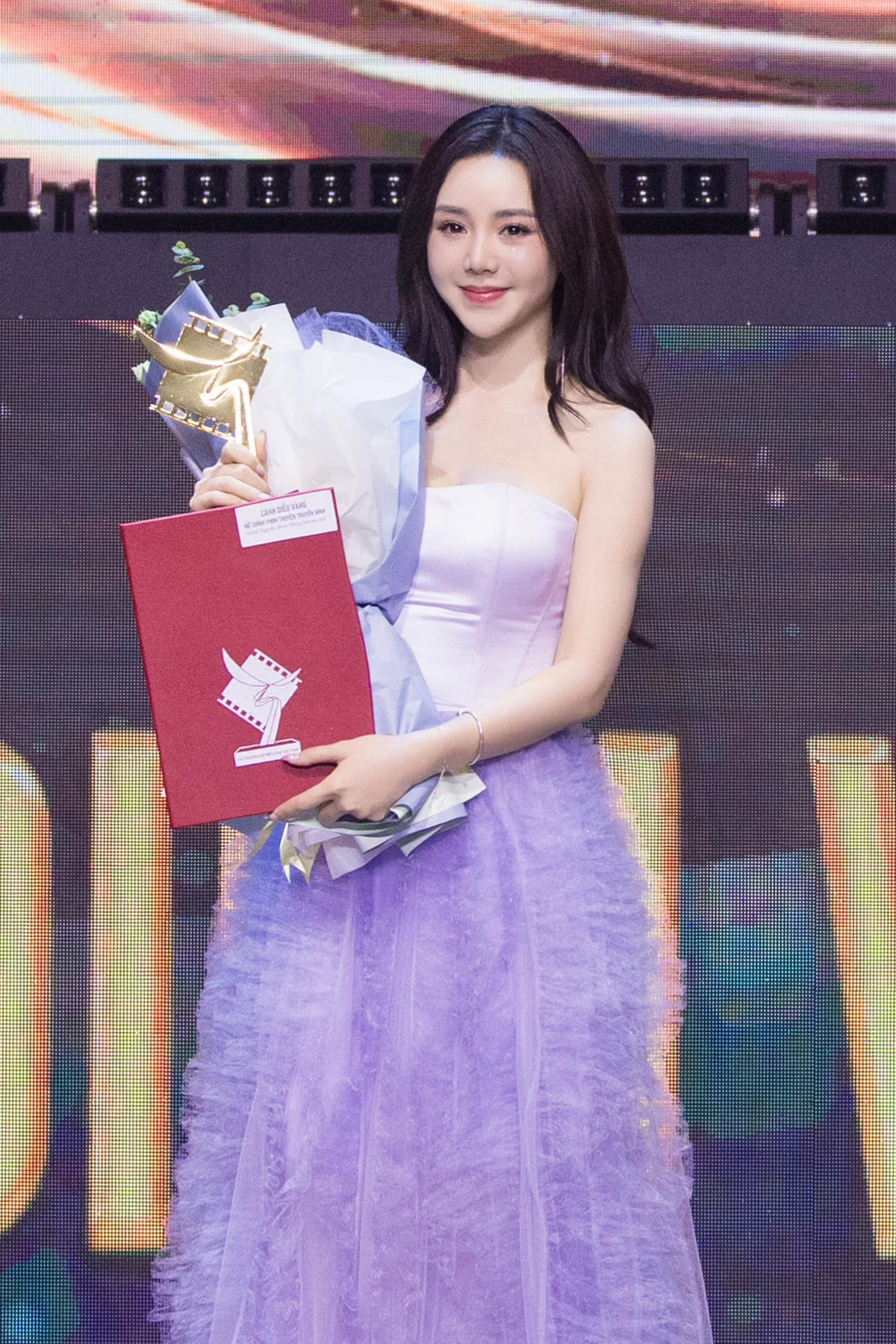 Trên trang cá nhân của mình, nữ diễn viên "Đừng làm mẹ cáu" bày tỏ: "Thật bất ngờ nhưng vô cùng hạnh phúc vì Quỳnh được vinh danh trong hạnh mục Nữ diễn viên chính xuất sắc tại Cánh diều Vàng 2023. Quỳnh muốn gửi lời cảm ơn tới ban tổ chức, những nhà tài trợ lễ trao giải Cánh diều Vàng, những vị giám khảo đã yêu thương và tin tưởng trao cho Quỳnh sự khẳng định lớn như vậy. Rất cảm ơn ban lãnh đạo Trung tâm phát triển phim truyền hình Việt Nam VFC đã tin tưởng giao cho Quỳnh vai diễn Hạnh trong bộ phim Đừng làm mẹ cáu".