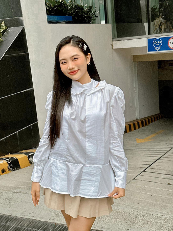 Phương Mỹ Chi không chỉ bó gọn hình ảnh của mình với tà áo dài, áo bà ba và hát dân ca, nữ ca sĩ sinh năm 2003 làm mới mình với dòng nhạc trẻ trung hơn, phong cách của cô cũng ngày càng cá tính.