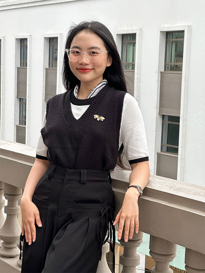 Phương Mỹ Chi không chỉ trưởng thành hơn về ngoại hình, cách ăn mặc mà trong cuộc sống cô cũng ngày càng độc lập. Cô đã chuyển ra ngoài ở riêng, không còn ở chung với bố mẹ.