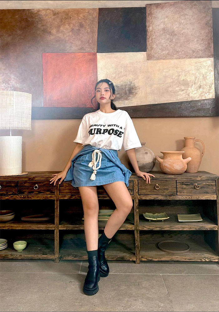 Thử sức với phong cách âm nhạc mới, Phương Mỹ Chi cũng thay đổi style ăn mặc trẻ trung, thời trang hơn trước.