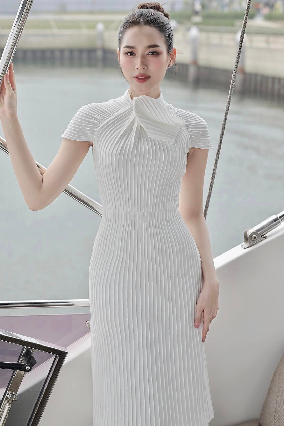 Ngoài trưởng thành về phong cách lẫn nhan sắc, sau khi trao lại vương miện, mỹ nhân họ Đỗ luôn nỗ lực chứng minh năng lực bản thân trong công việc lẫn việc học.