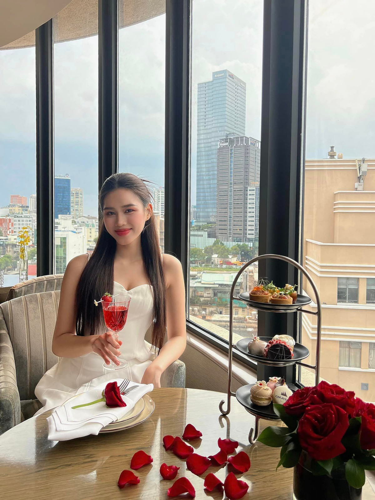 Năm tháng sau khi kết thúc nhiệm kỳ hoa hậu, Đỗ Thị Hà được khen ngày càng xinh đẹp và sắc sảo.