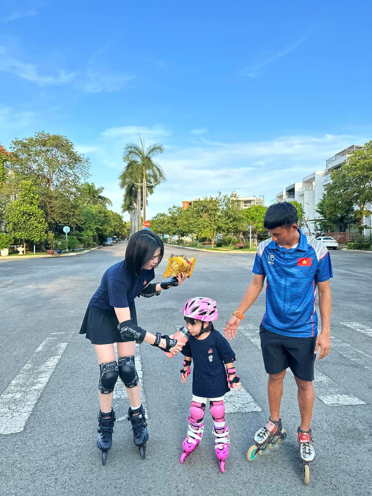 Ngọc Trinh rất cưng chiều cô cháu gái đáng yêu.