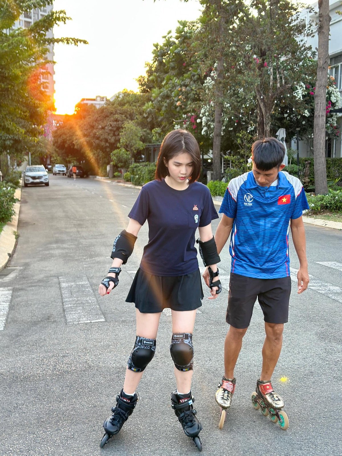 Mái tóc cắt ngắn cùng phong cách trẻ trung giúp mỹ nhân sinh năm 1989 trẻ hơn so với tuổi 34 của mình.