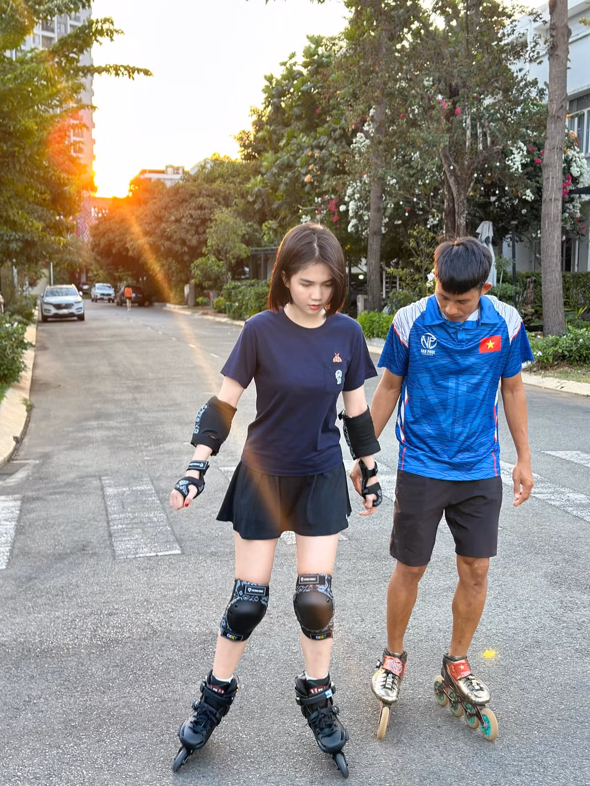 Mái tóc cắt ngắn cùng phong cách trẻ trung giúp mỹ nhân sinh năm 1989 trẻ hơn so với tuổi 34 của mình.