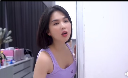 Từ khi cắt tóc bob, Ngọc Trinh chuyển sang phong cách nhẹ nhàng, khác hẳn với thời trang hở bạo trước đó.