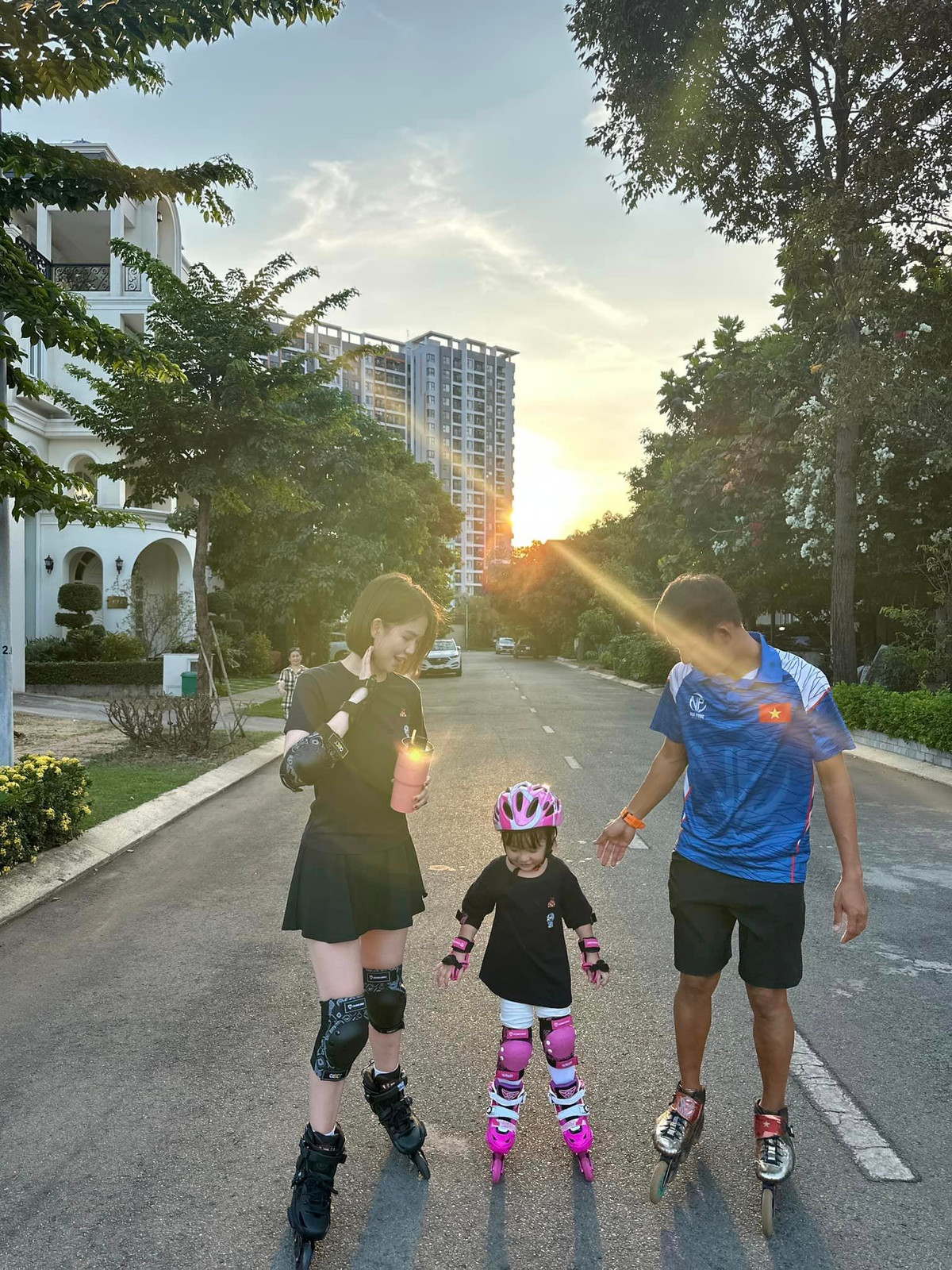 Người đẹp 9X đưa cháu gái ra ngoài trải nghiệm.