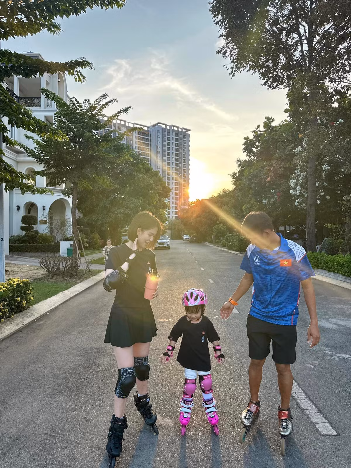 Người đẹp 9X đưa cháu gái ra ngoài trải nghiệm.