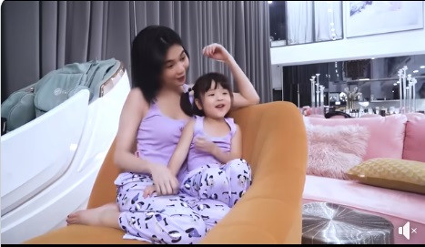 Bé He hiện sống cùng Ngọc Trinh ở căn biệt thự rộng lớn tại thành phố Thủ Đức.