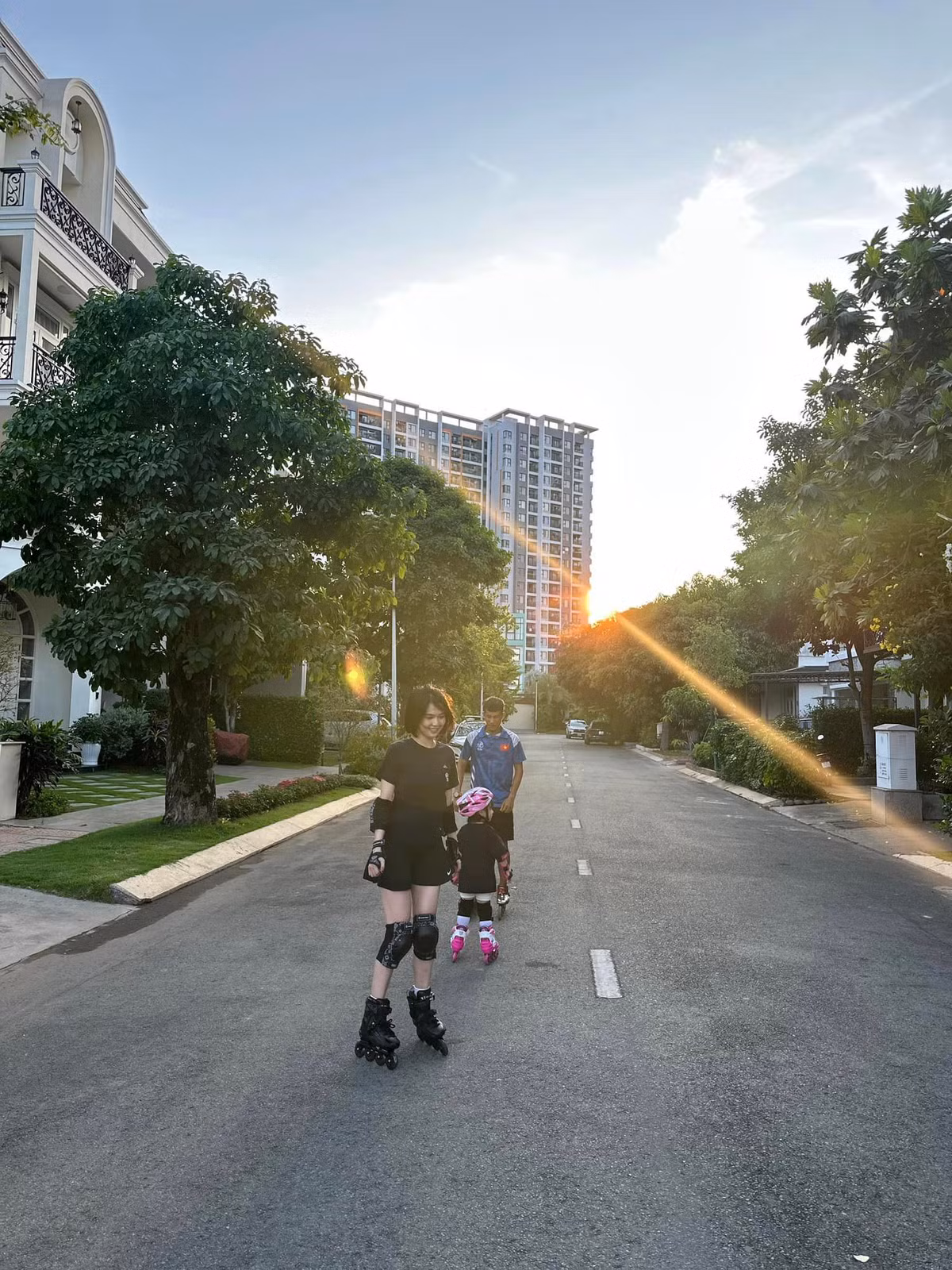  Chân dài gốc Trà Vinh xuống phố trượt patin cùng cháu gái là bé He.