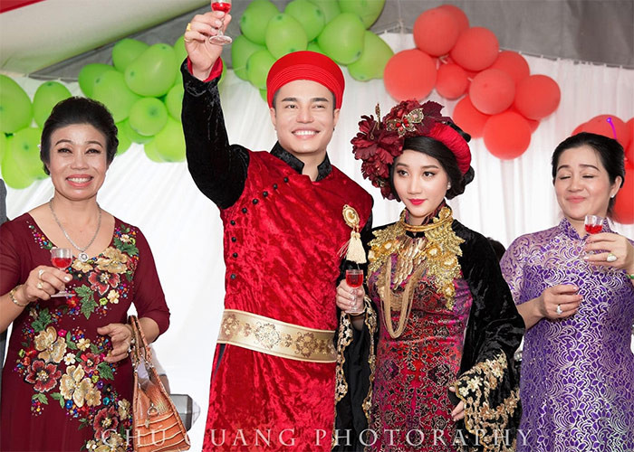 Trong một chương trình mới đây, nam diễn viên hài chia sẻ, anh rất hối hận vì không thể cho vợ được một hôn lễ trọn vẹn, thậm chí từng bỏ dở đám cưới và để vợ một mình. Lê Dương Bảo Lâm và vợ mới kịp lên sân khấu để ra mắt quan viên hai họ, nam danh hài đã vội vàng rời khỏi bữa tiệc vì ngày cưới trùng với lịch diễn tại một sân khấu lớn với rất nhiều nghệ sĩ nổi tiếng.