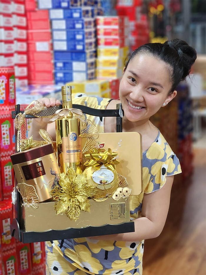 Ở nhà, vợ Lê Dương Bảo Lâm rất đảm đang khi kinh doanh online, kiếm thêm thu nhập để lo cho gia đình.