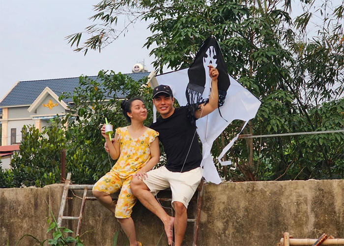 Nam diễn viên hài lập tức lên tiếng phủ nhận: “Tôi lo đi làm, phụ vợ chứ tiền đâu mà đi bar. Tôi đàng hoàng lắm. Thương tôi đừng đồn để tôi nuôi vợ con. Không ai tụng kinh mà đi bar cả. Đừng chửi tôi nữa. Tôi không đi bar hay gọi đào gì hết, đừng nhảm nhí. Tôi mà đi bar hết 187 triệu đồng, Quỳnh Quỳnh (vợ của Bảo Lâm - PV) đánh tôi”.