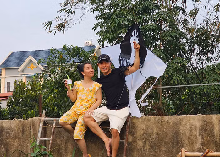 Nam diễn viên hài lập tức lên tiếng phủ nhận: “Tôi lo đi làm, phụ vợ chứ tiền đâu mà đi bar. Tôi đàng hoàng lắm. Thương tôi đừng đồn để tôi nuôi vợ con. Không ai tụng kinh mà đi bar cả. Đừng chửi tôi nữa. Tôi không đi bar hay gọi đào gì hết, đừng nhảm nhí. Tôi mà đi bar hết 187 triệu đồng, Quỳnh Quỳnh (vợ của Bảo Lâm - PV) đánh tôi”.