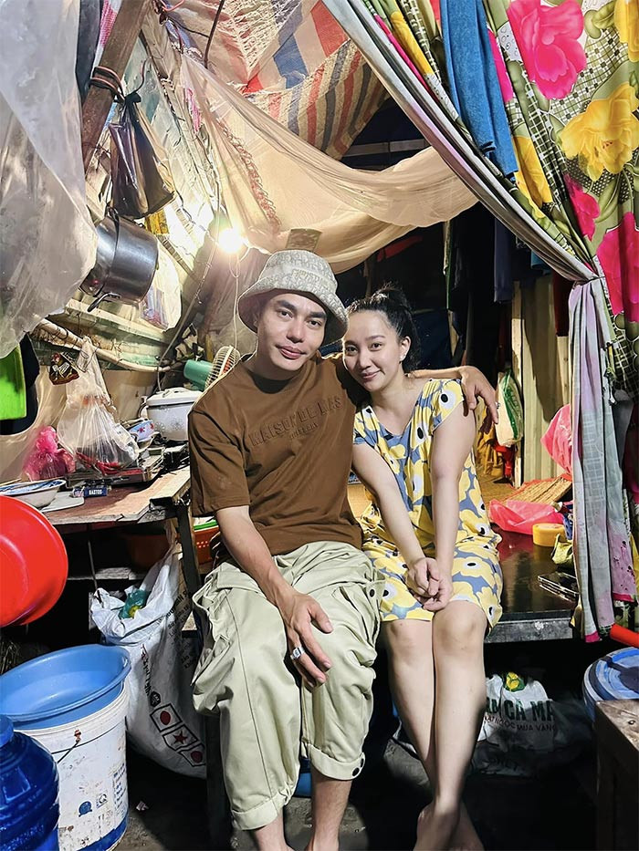 Quỳnh Anh là hậu phương vững chắc của Lê Dương Bảo Lâm, cô vừa quản lý, trợ lý kiêm tài xế chở anh đi lưu diễn.