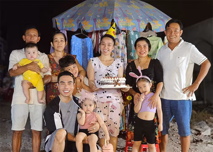 Mặc dù là vợ của người nổi tiếng nhưng Quỳnh Anh thường xuyên xuất hiện trên trang cá nhân với diện mạo giản dị, thậm chí xuề xòa.