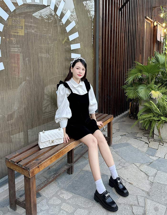 Nhìn bụng bầu khá lớn nhưng nữ MC 33 tuổi vẫn rất trẻ trung trong bộ váy đen kết hợp áo trắng cùng đôi giày loafer hot trend.