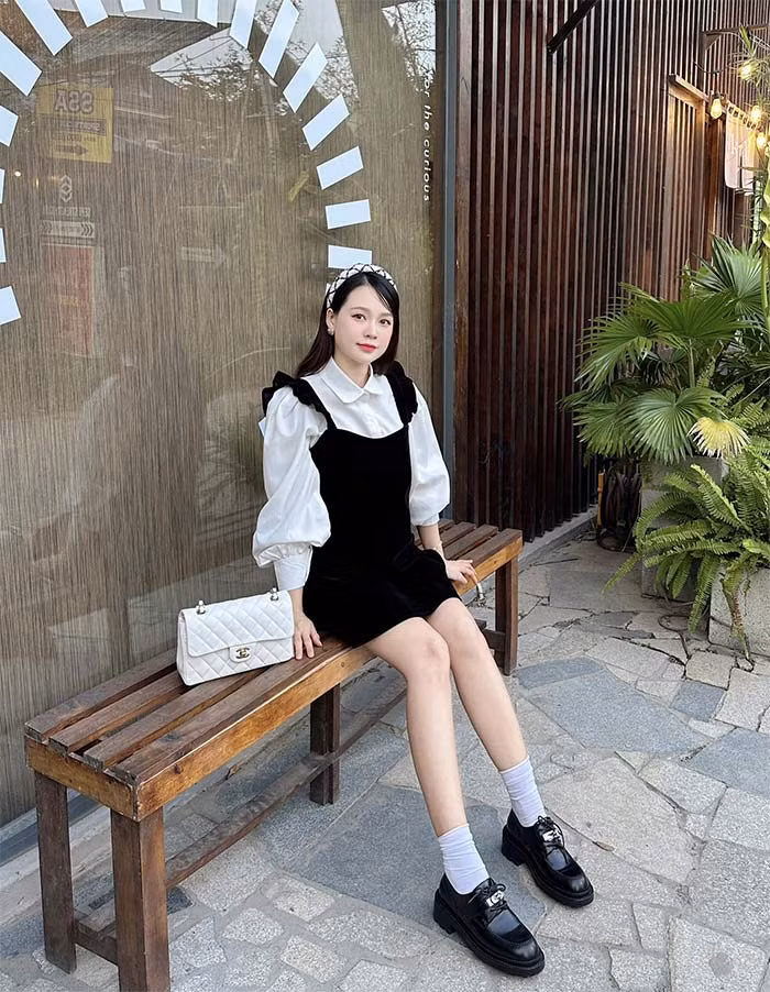 Nhìn bụng bầu khá lớn nhưng nữ MC 33 tuổi vẫn rất trẻ trung trong bộ váy đen kết hợp áo trắng cùng đôi giày loafer hot trend.